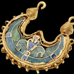 Elegant golden earring from Byzantium found by metal-detector